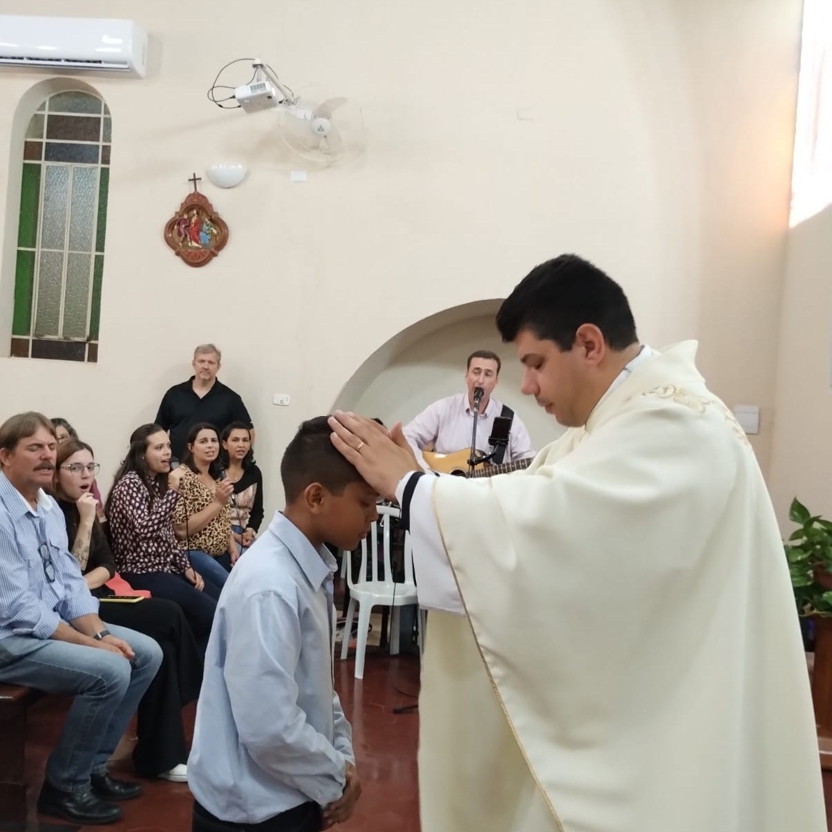 Crianças na Paróquia Sant'Ana recebem o Escrutínio